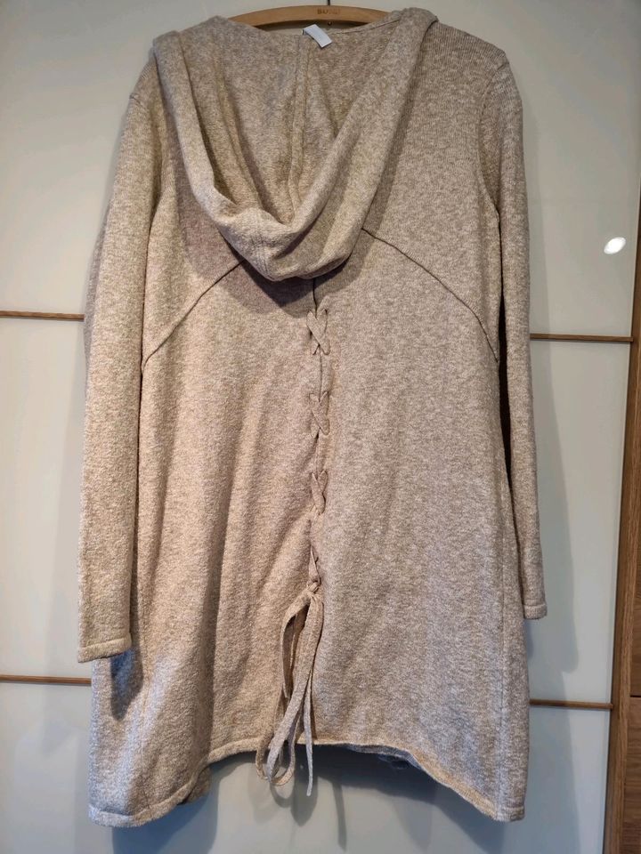 Strickjacke beige creme mit Kapuze in Rickling