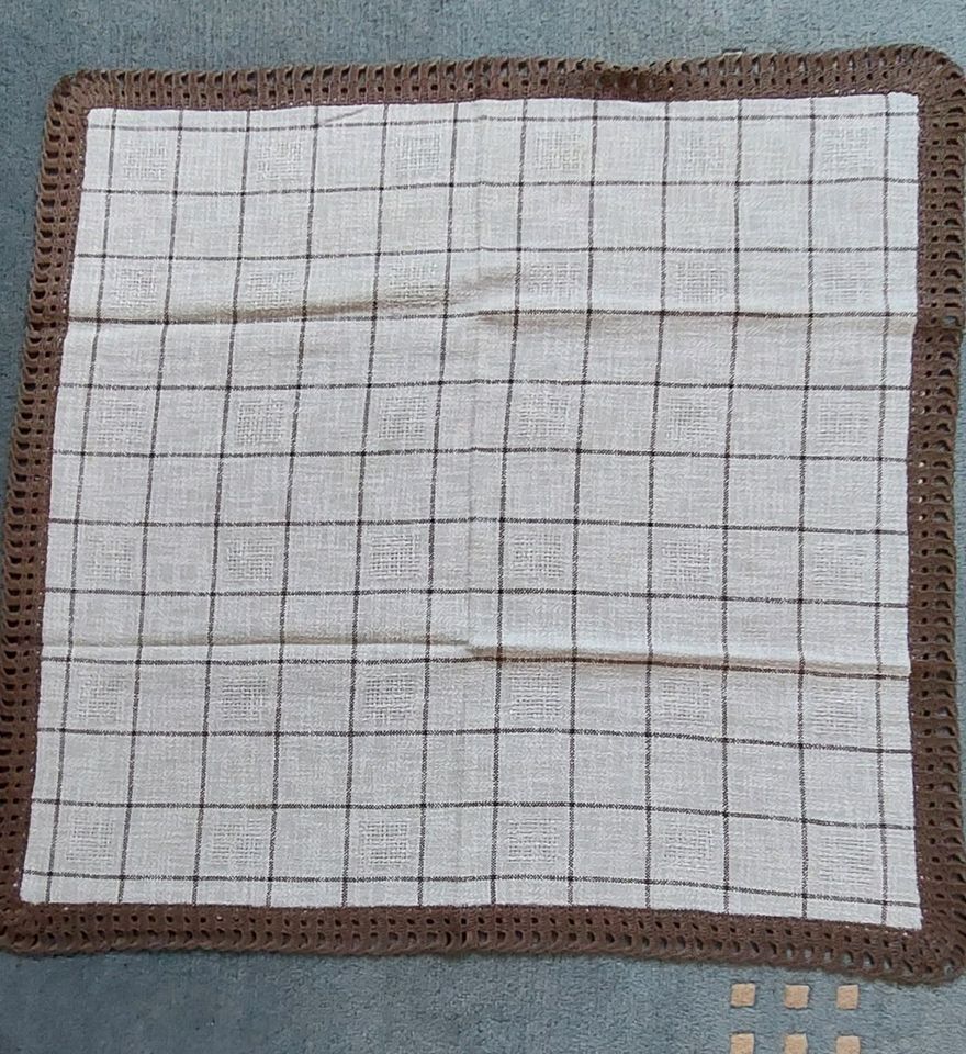 Mitteldecke Tischdecke mit Spitze umhäkelt 75x75 cm Handarbeit in Hille