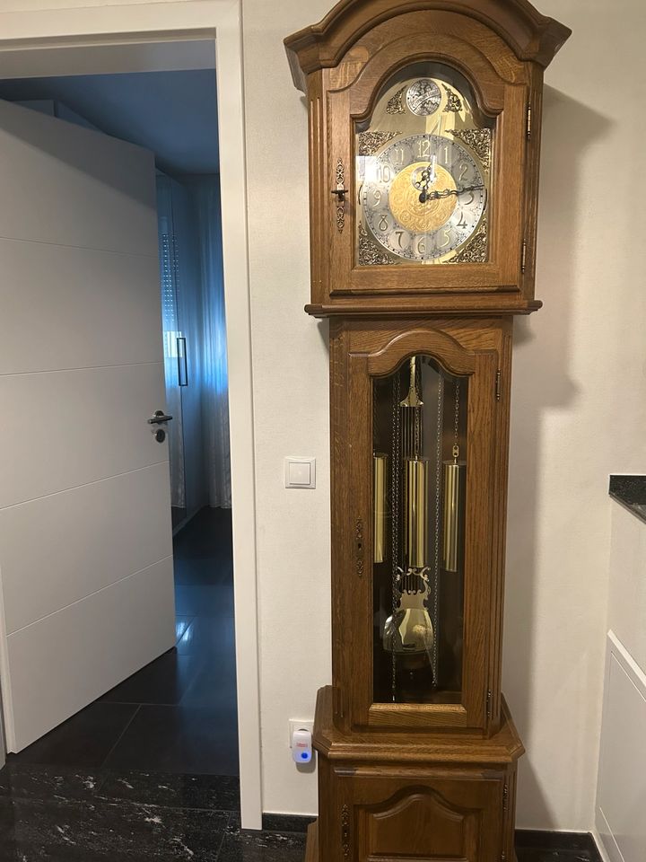 äußerst elegante und schöne Standuhr in Niederkassel