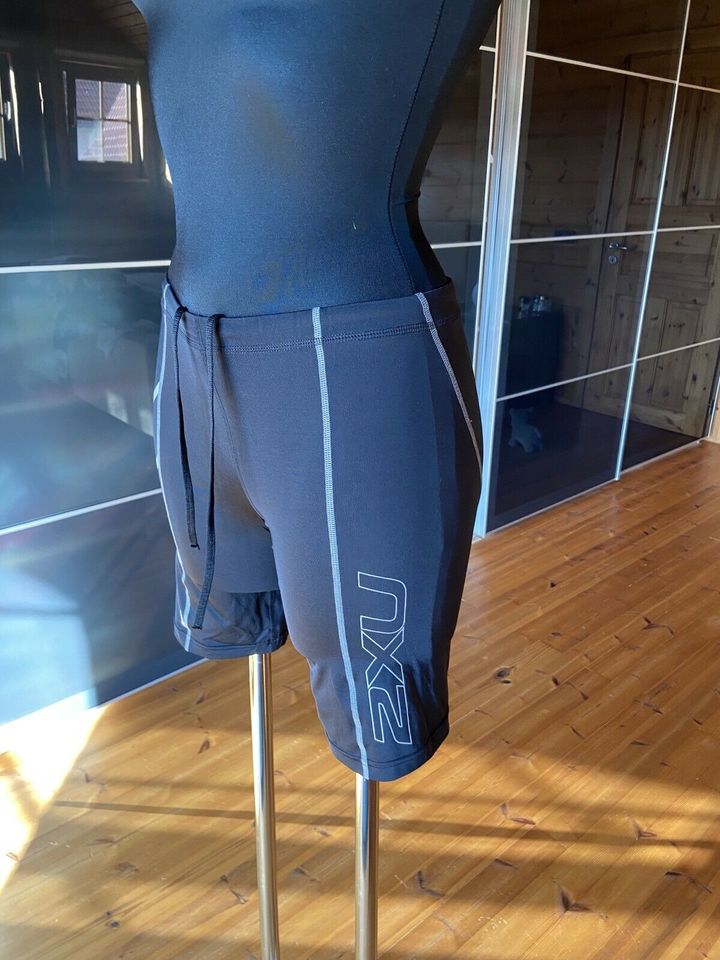 X2U Damen Compressionsshort M in Wernigerode