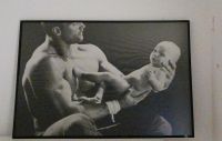 Bild Mann mit Baby  Poster Druck 93x63x2 cm Düsseldorf - Benrath Vorschau