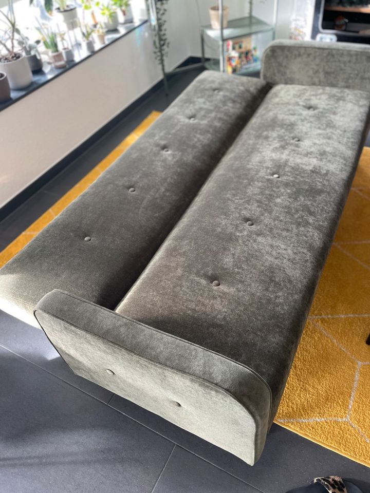 3-Sitzer Couch/ Sofa mit Schlaffunktion in Königswinter