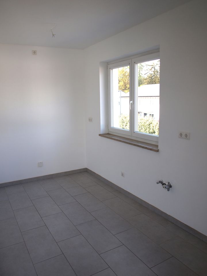 Sofort bezugsfrei! Sehr gepflegte 4-Zimmer-Maisonette-Wohnung (OG + DG) in Altfraunhofen