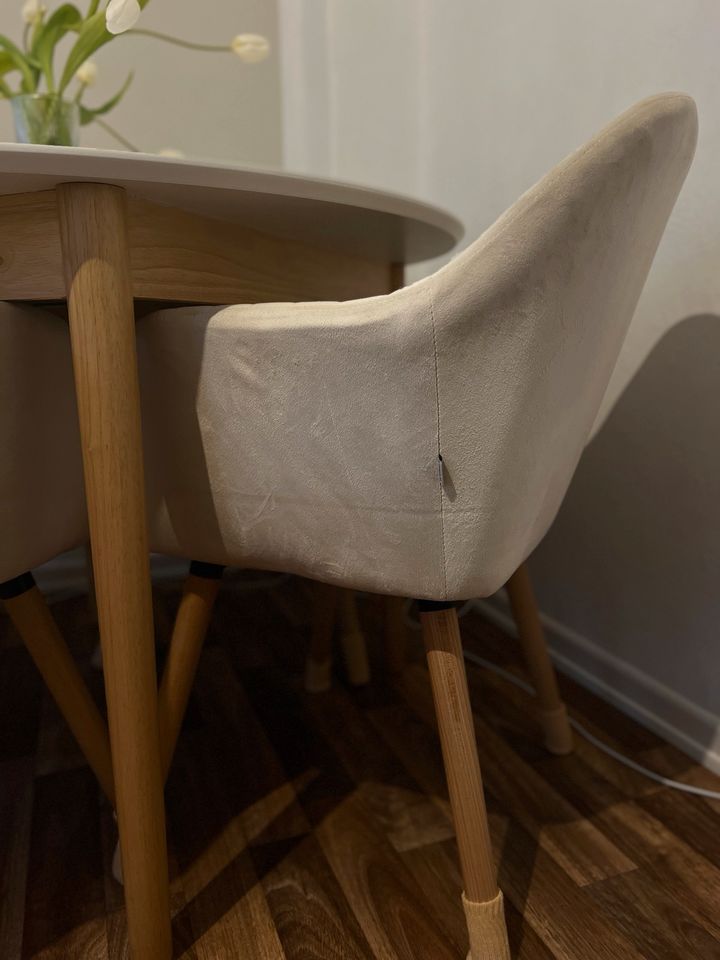 Esstisch 110/110x200 cm weiß/natur mit vier Stühlen in Samt in Kiel