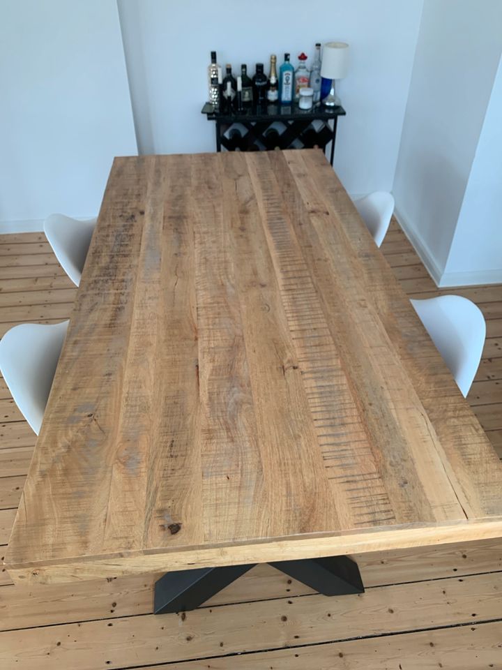 Esstisch Holztisch mit Stahlfüßen in Mönchengladbach