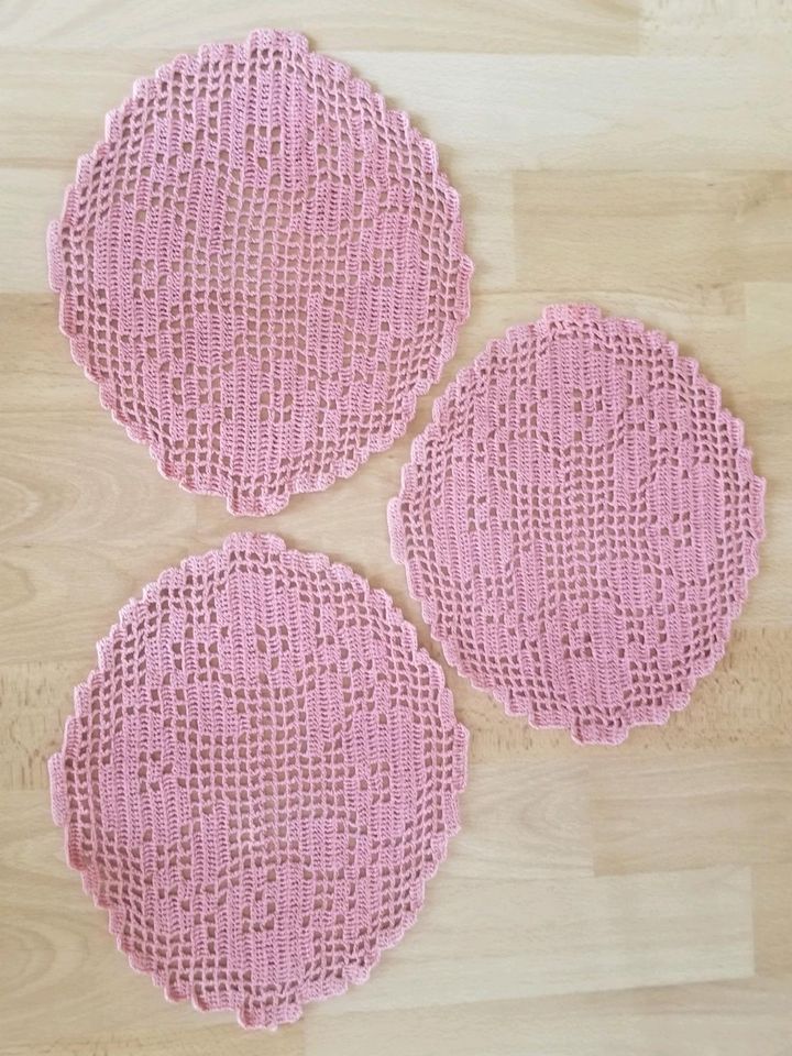 3 gehäkelte Deckchen in rosa in Wolfenbüttel