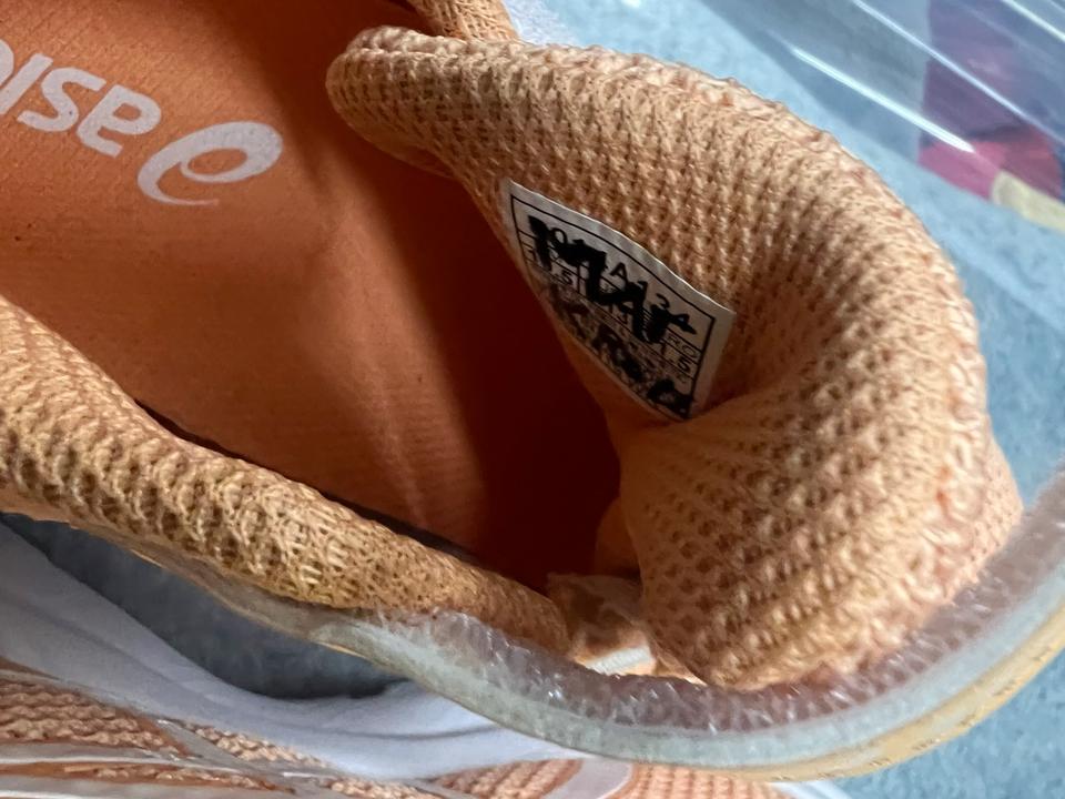 Turnschuhe 31,5 sehr gut erhalten asics, weiße Sohle in Köln