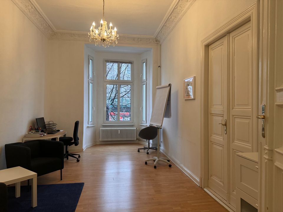 Schmuckes 4-Raum Altbaubüro direkt Schönhauser Allee in Berlin