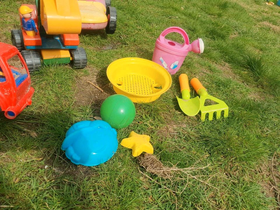 Kinder Sitzgarnitur mit Sandspielzeug Stuhl Gartentisch Bagger in Willich