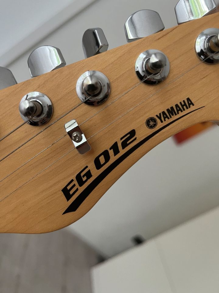 Yamaha EG 012 E-Gitarre +Verstärker, Tasche, Ständer, Notenstände in Frankfurt am Main