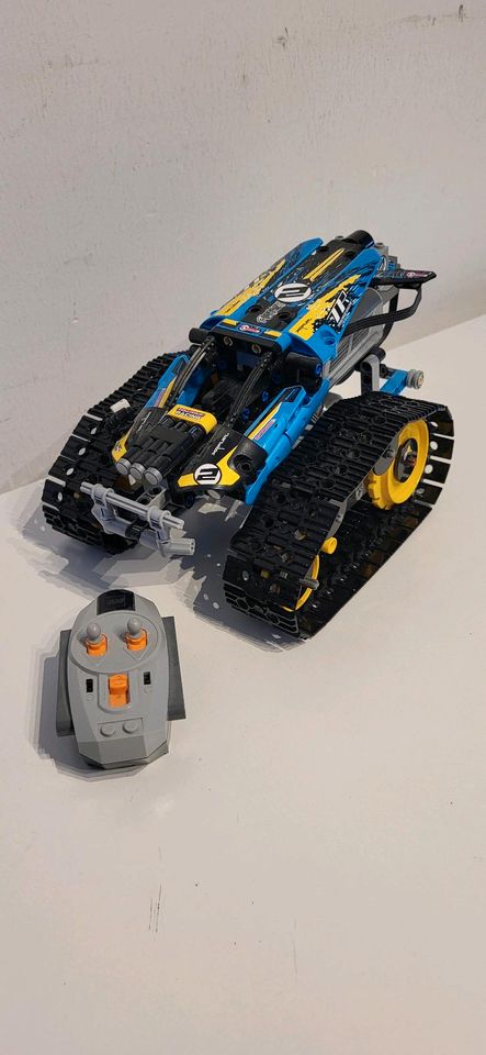 LEGO Technic 42095 - Ferngesteuerter Stunt-Racer in Würselen