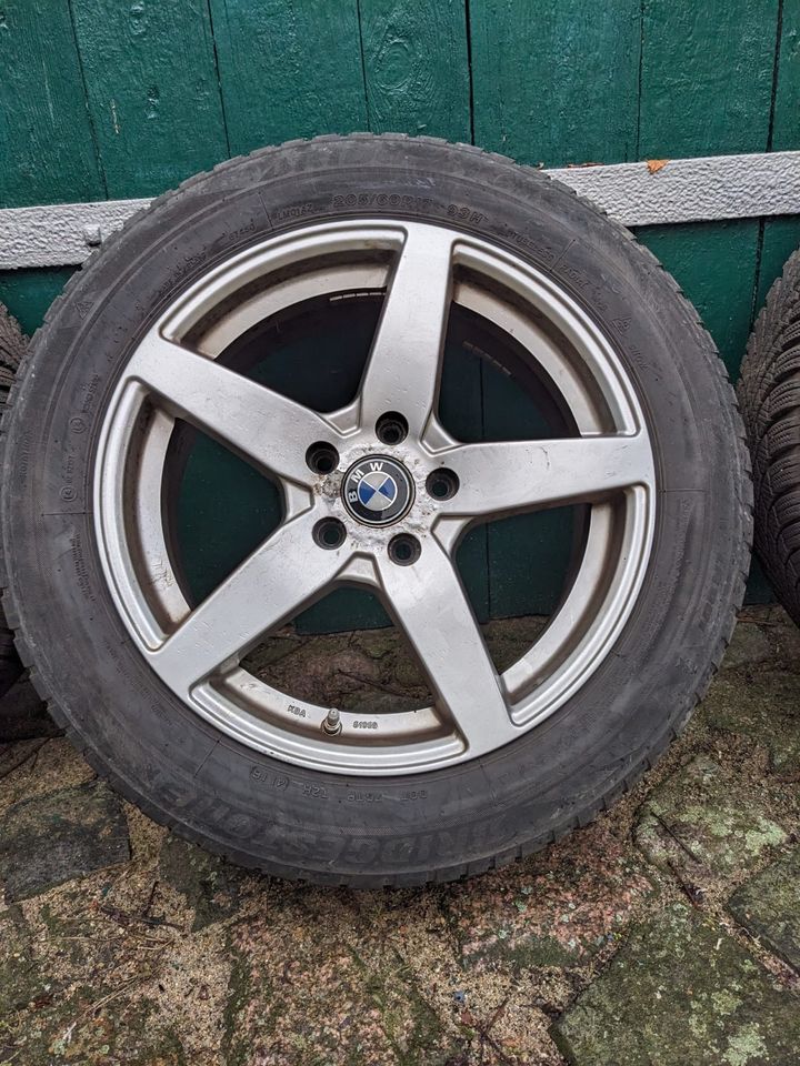 BMW Winterreifen Alufelge 205/60R17 Bridgestone  KBA 51059 BMW X1 in Travenbrück