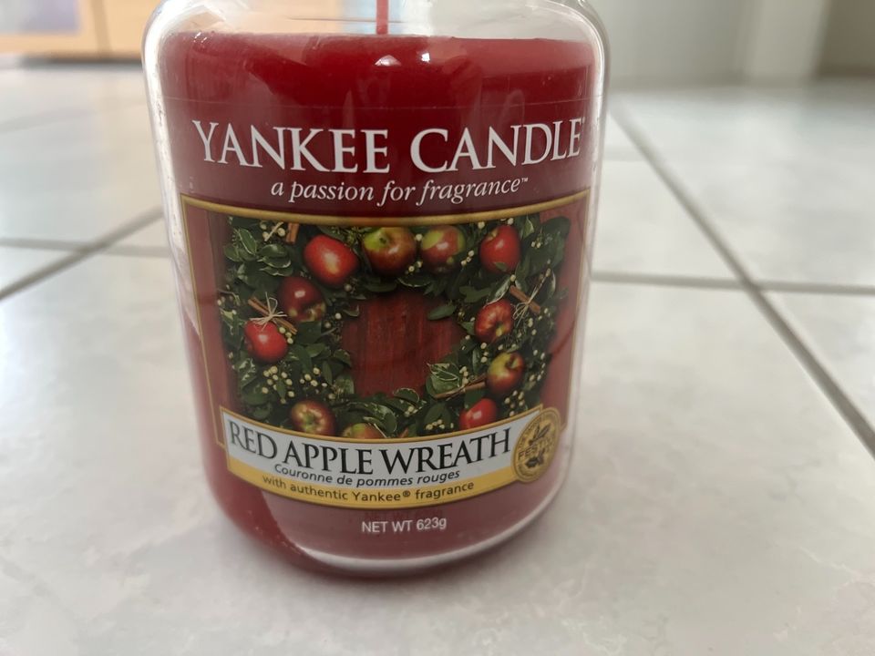 Yankee Candle Kerze rot 623 g Apfel Apple Wreath Duft Neu in Rüsselsheim
