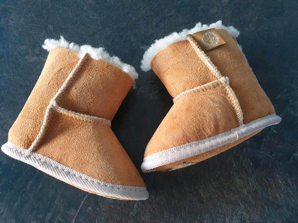 Ugg Baby Boots neu ca 20-22 Größe inkl Versand in Rommerskirchen