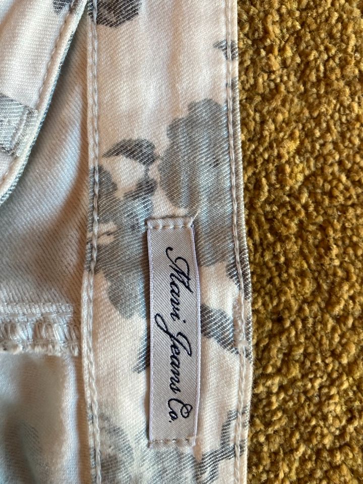 Tolle Mavi Jeans 26/32 Creme mit grauen Blumen in Koblenz