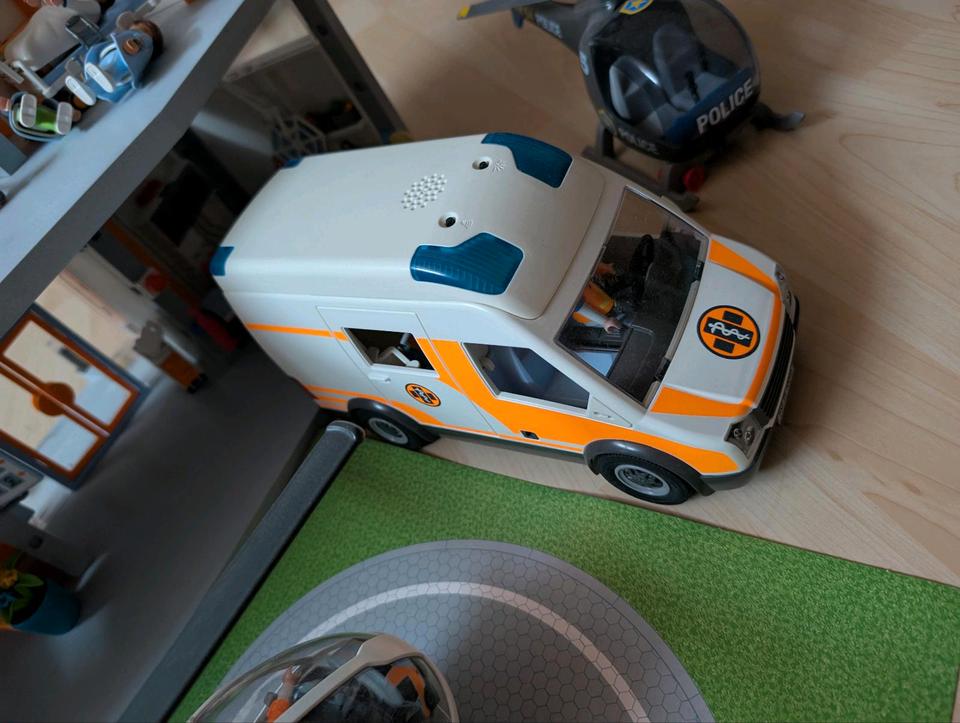 Playmobil Krankenhaus mit Krankenwagen und 2 Hubschrauber in Freisbach