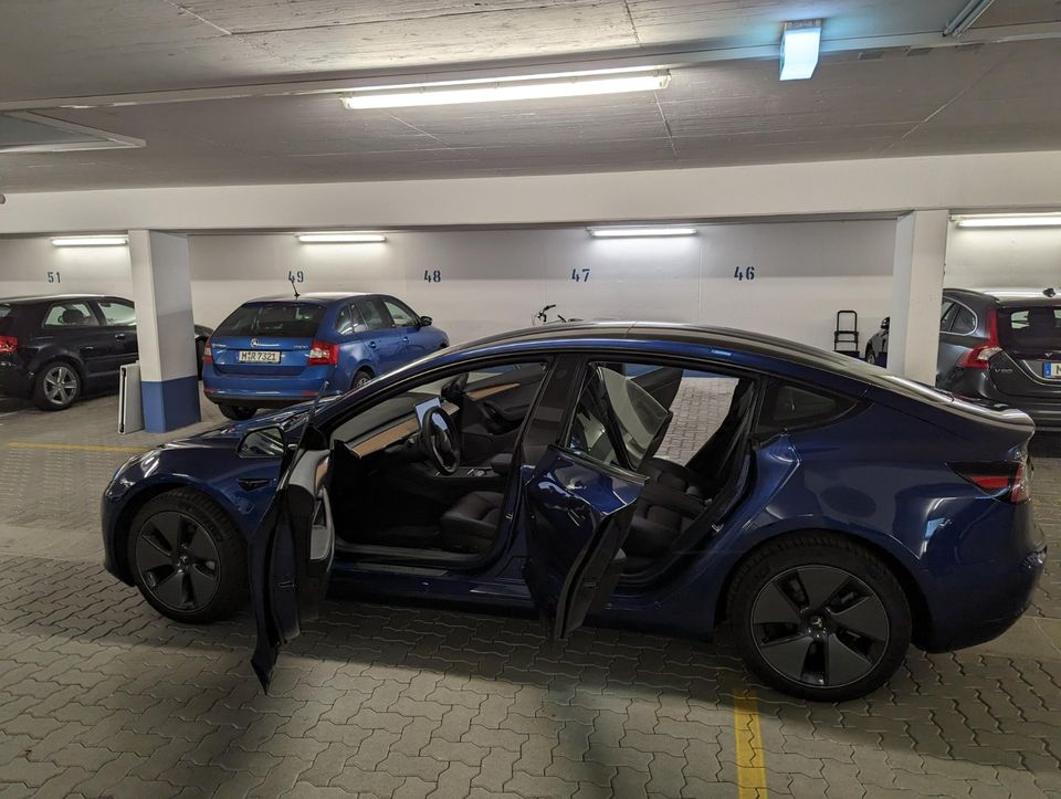 Tesla Model 3 SR 12/2022 Blau/Schwarz Ryzen & EAP in Unterhaching