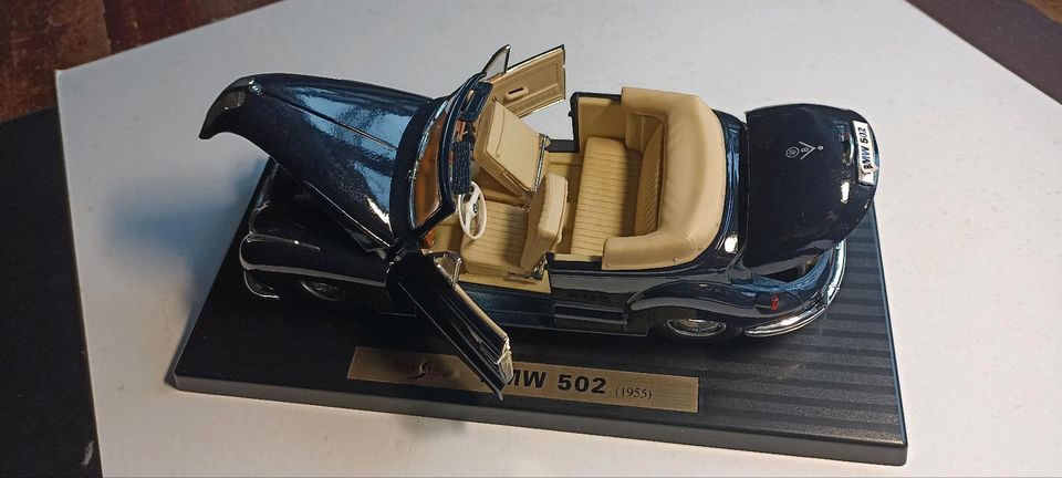 Modellautos BMW 502 1:18 von Maisto in Pliezhausen