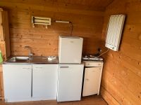 Holzvitrine mit Geschirr, Spüle, Gefrierschrank und Kühlschrank Niedersachsen - Aurich Vorschau