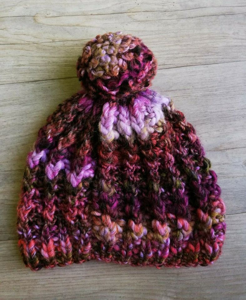 Gestrickte Wintermütze/Mütze mit Bommel - Bunt/Lila/Pink in Mötzingen