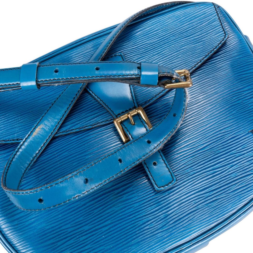 Louis Vuitton Blue Epi Leather Jeune Fille Crossbody Bag in Halle