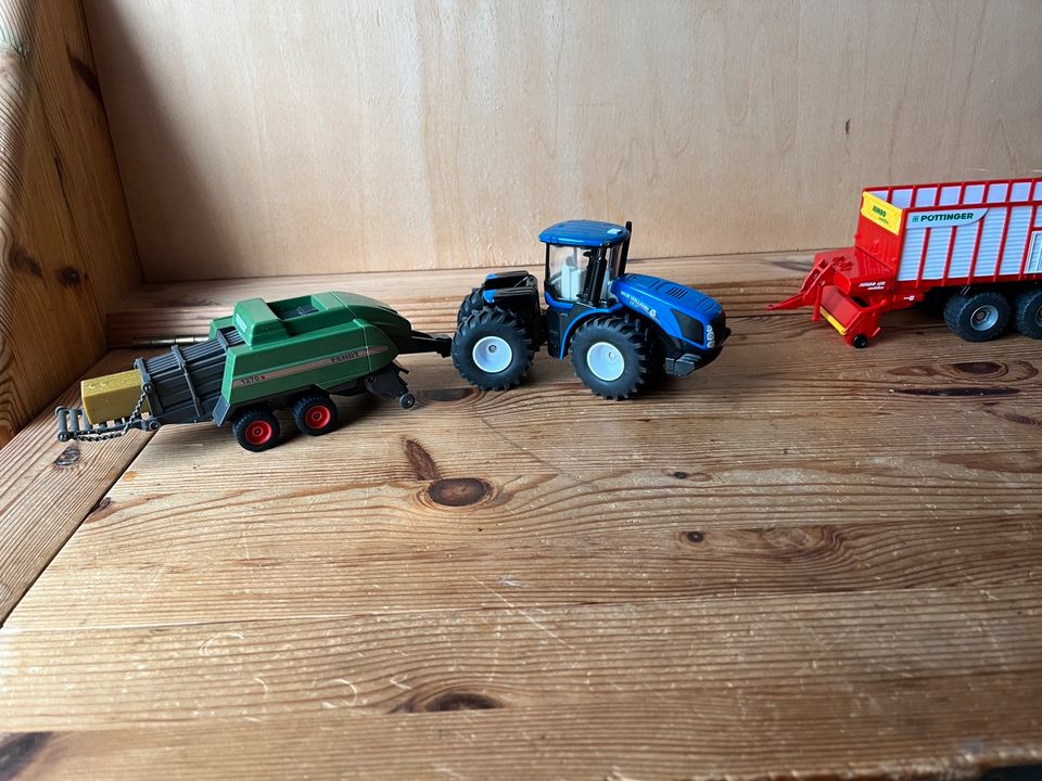 Siku Farmer Traktor mit landwirtschaftliche Geräte 1:50 in Set in Nideggen / Düren