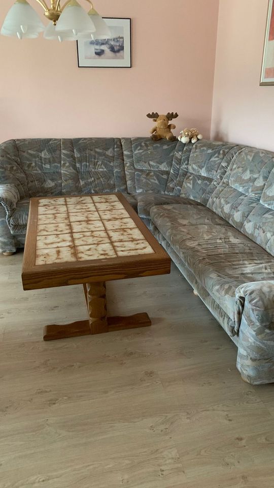Sofa mit Sessel, Couchtisch, Sideboard, Fernsehtisch u. Stehlampe in Fürstenstein