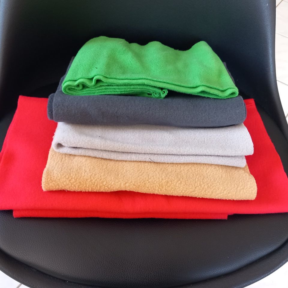 Konvolut Fleece 5 Farben Nähen DIY in Hohenahr