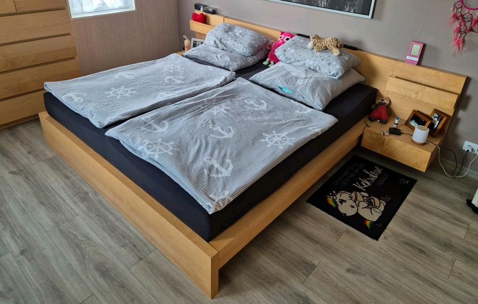 Ikea Schlafzimmer Malm Bett und Kommoden in Münzenberg