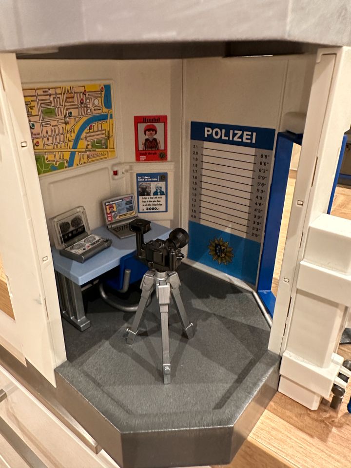 Playmobil Polizei-Kommandozentrale (6872) mit vielen Zusatz-Sets in Hamburg