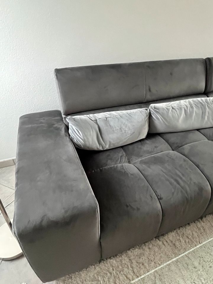 Ecksofa aus Samt (grau) 308x225 2 Jahre alt in Lienen