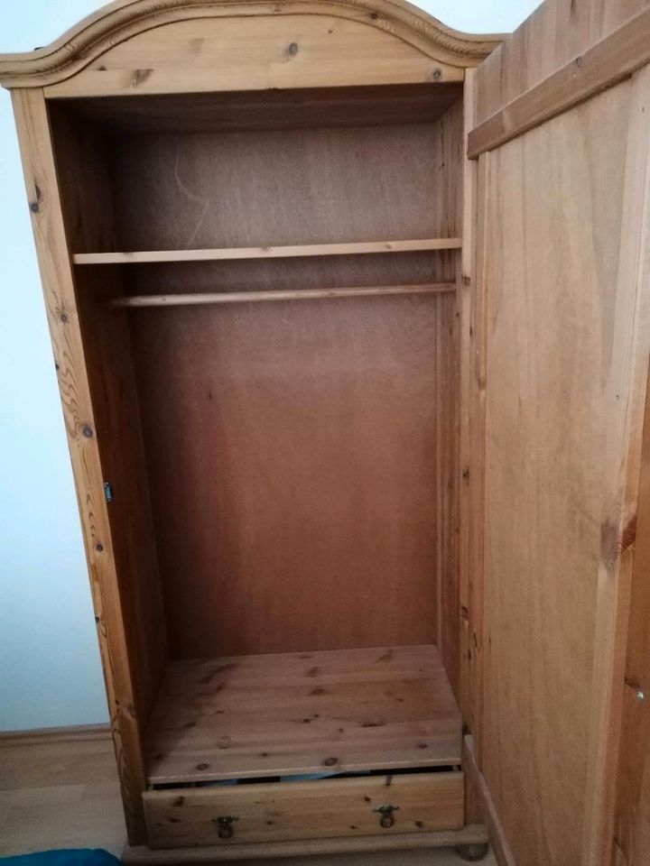 Schrank mit Spiegel in Offenbach