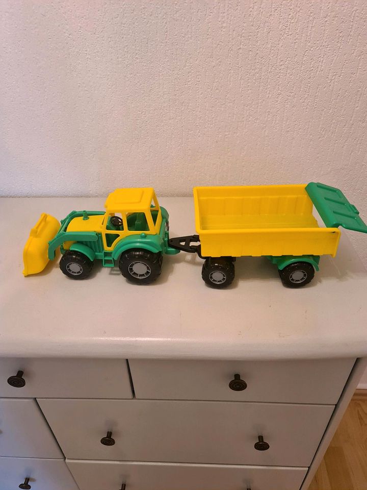 Traktor mit Hänger in Krefeld