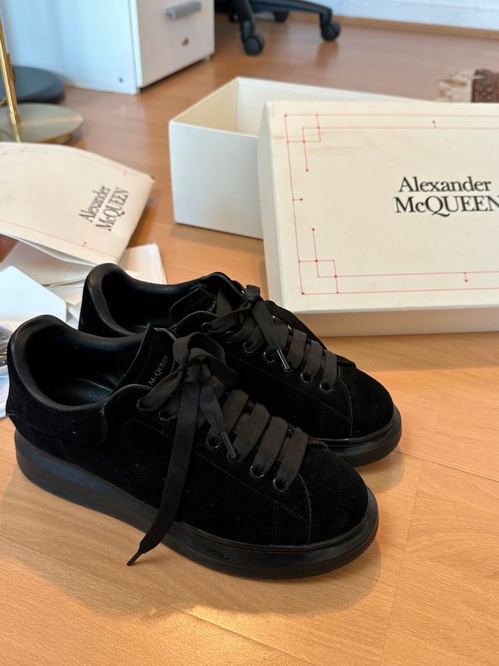 Alexander McQueen Gross 42 in Erftstadt