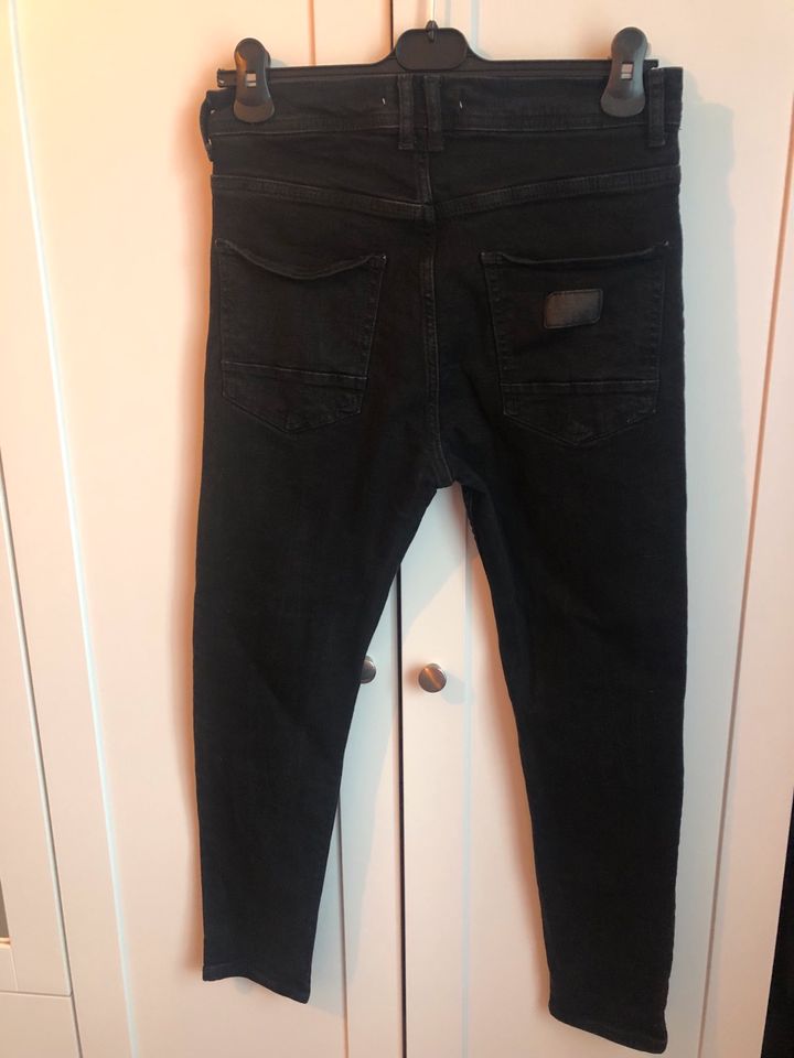 Herren Jeanshose von ZARA in Größe EUR 40/USA 31, Farbe schwarz in Dresden