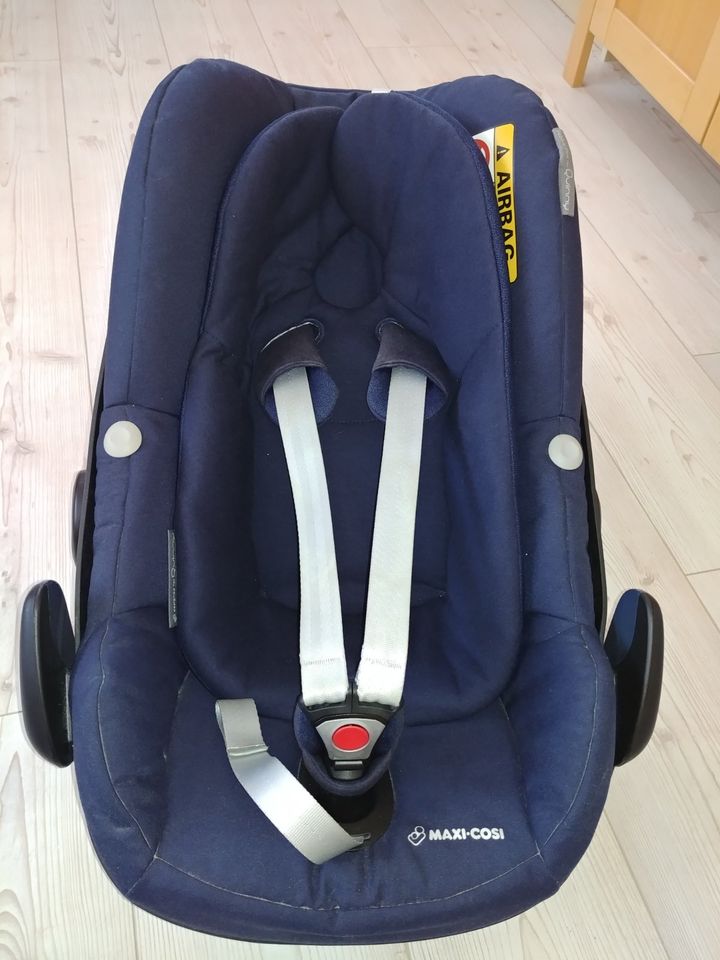 Babyschale MaxiCosy Pebble Plus mit FamilyFix und Winterbezug in Pliening