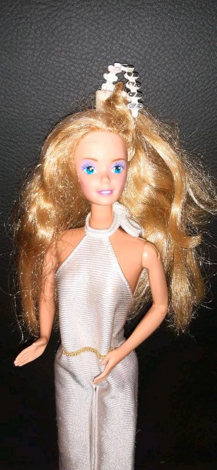 Barbie Puppe Alt, super hair  barbie, partytime  Outfit, Beschrei in Freystadt