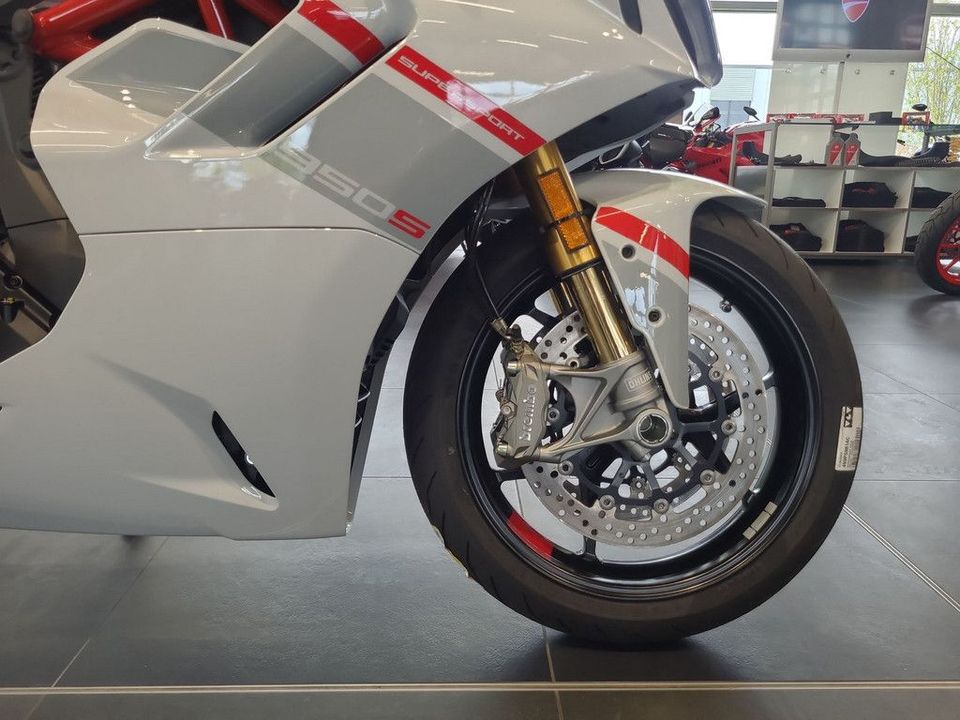 Ducati Supersport S in Lage