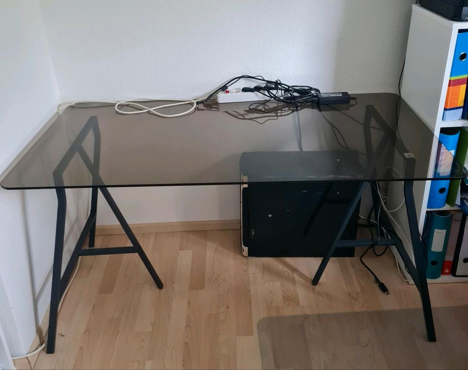 Schwarzer Schreibtisch mit Glasplatte 140×70 in Markdorf