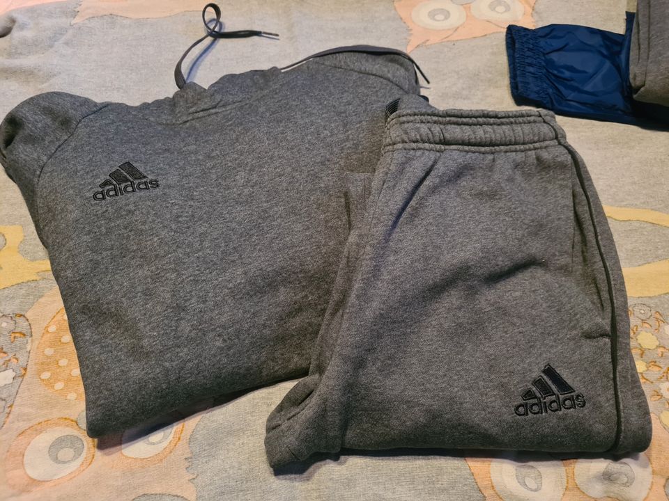 Adidas Trainingsanzug Kapuzenpullover + 2 Jogginghosen Gr. S in Lutter am Barenberge