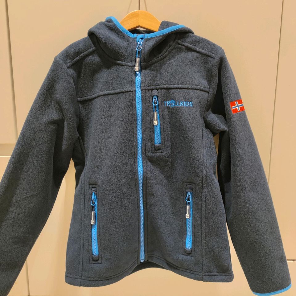 Trollkids Fleecejacke mit Kapuze Gr. 140 Dunkelblau wie NEU in Wolfsburg