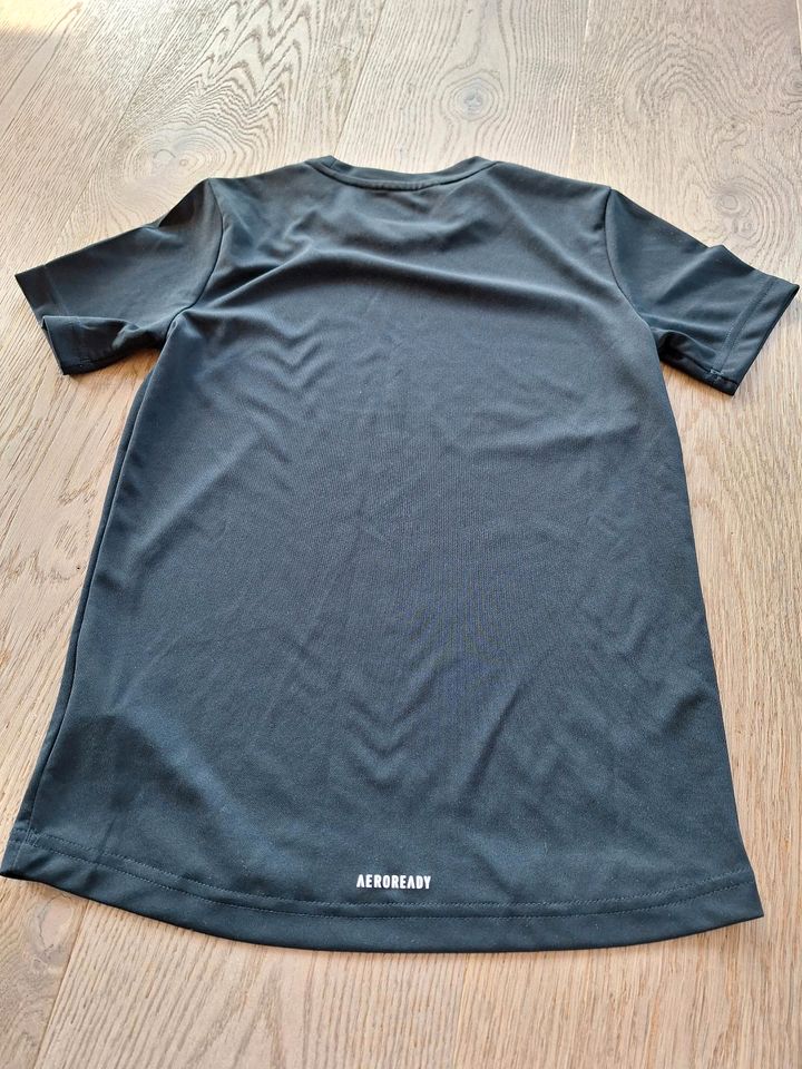 TShirt Adidas schwarz 140 in Perlesreut