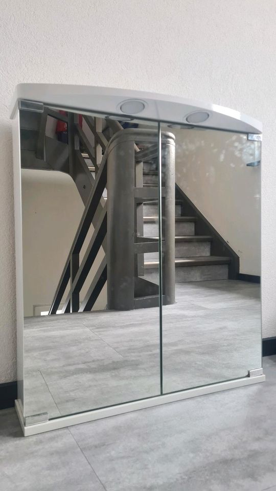 Badspiegel Spiegelschrank inkl. LED, 2x Glasböden, Steckdose in Heidelberg