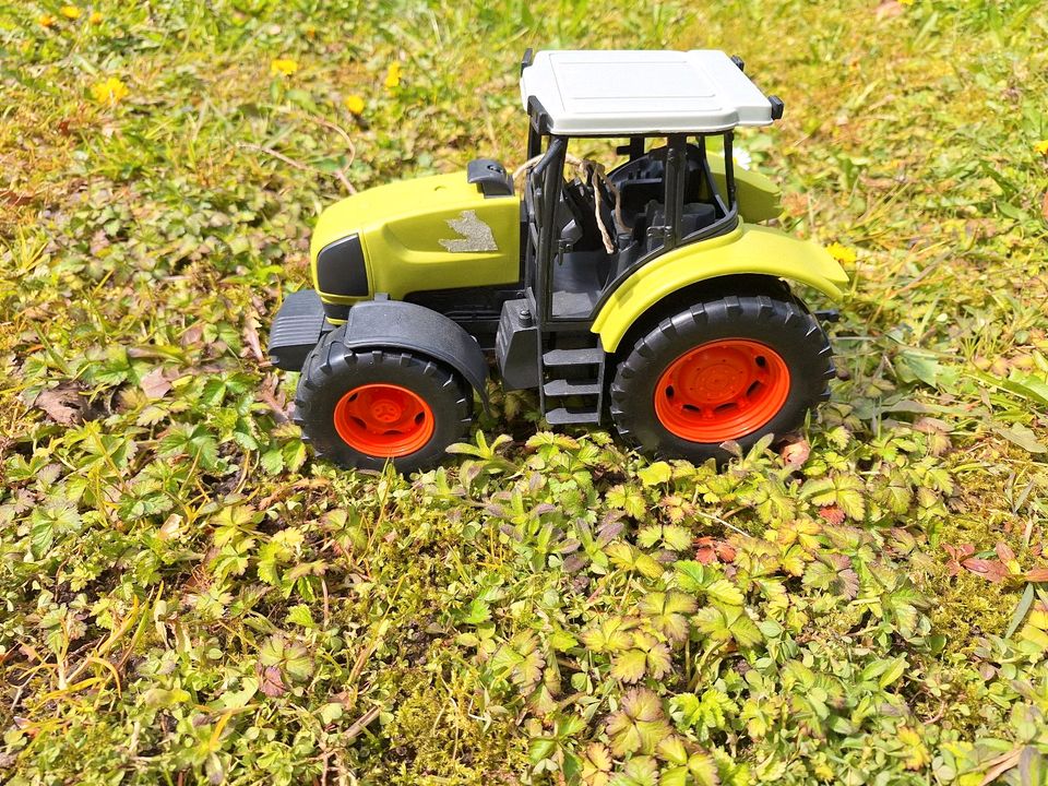Kleiner Spielzeug Traktor in Flintbek