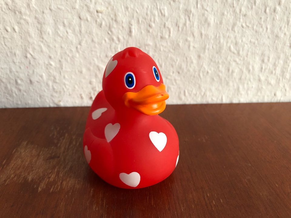 Badeente Bade Duck weiße Herzen rot 8 cm in Leipzig
