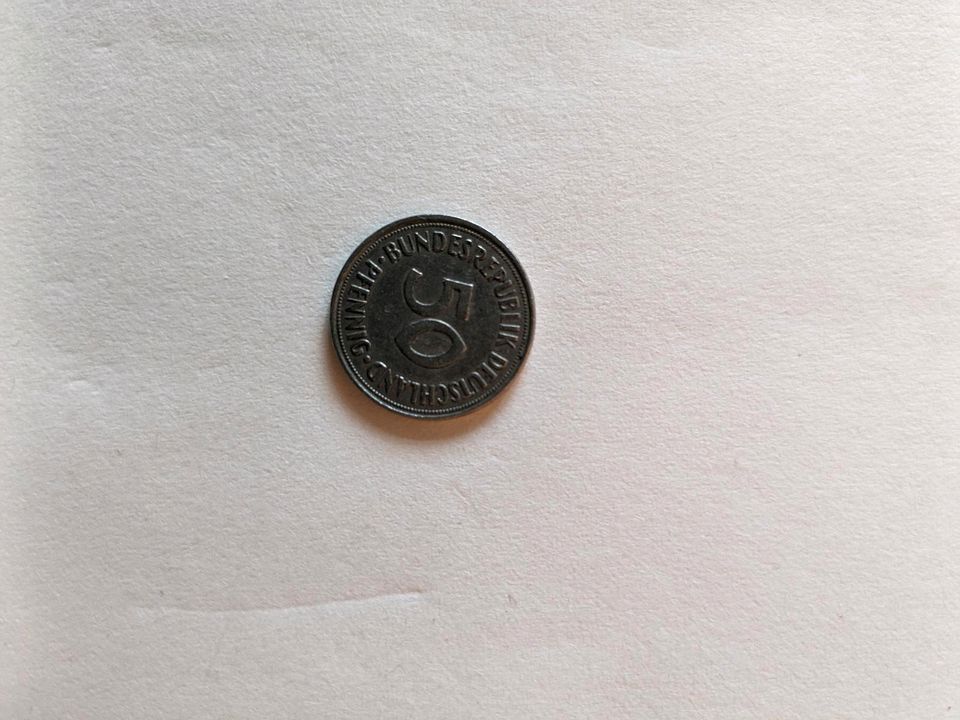 Münze, 50 Pfennig DM Münze mit Fehlprägung im Bild in Berlin