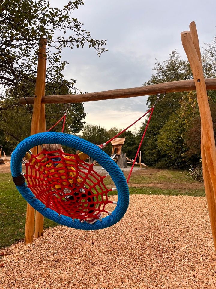 Spielplatz, Naturspielplatz,Findlinge, Klettersteine, Nestschaukel, Schaukel, Rutsche, Klettern, Kinder, Kindergärten, Schulen, Private- und öffentliche Spielplätze, Robinie in Uhingen