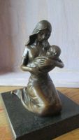 Wundervolle Bronze Figur Frau mit Baby auf einem Sockel Niedersachsen - Drochtersen Vorschau