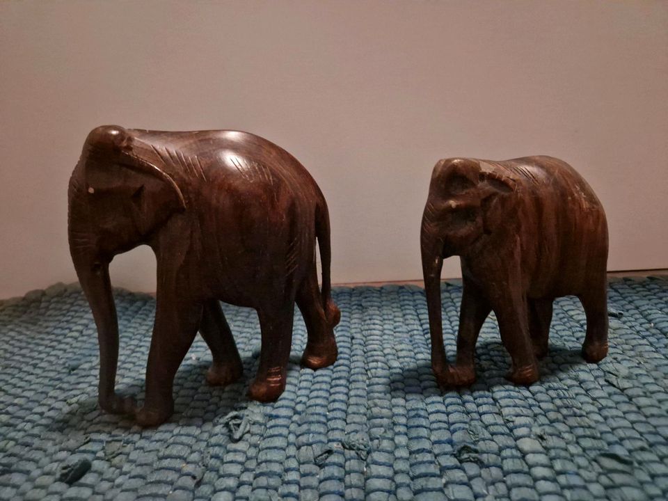 2 Holzelefanten in Pfungstadt