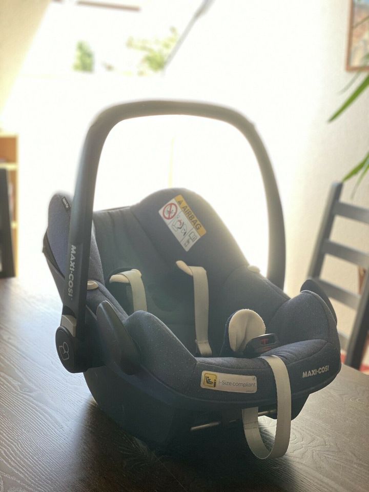 Pebble Plus Maxi Cosi sparkling blue Babyschale Isofix in Dresden